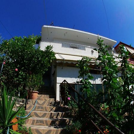Rafail'S Apartment Sarandë Esterno foto