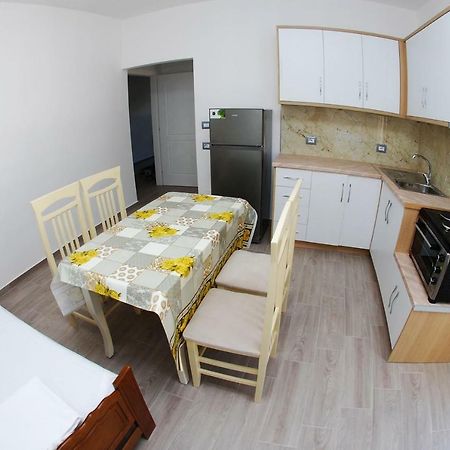 Rafail'S Apartment Sarandë Esterno foto