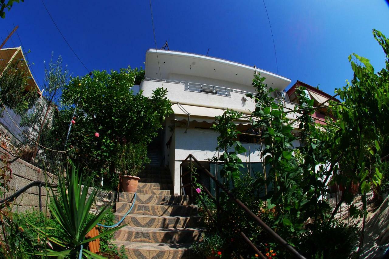 Rafail'S Apartment Sarandë Esterno foto