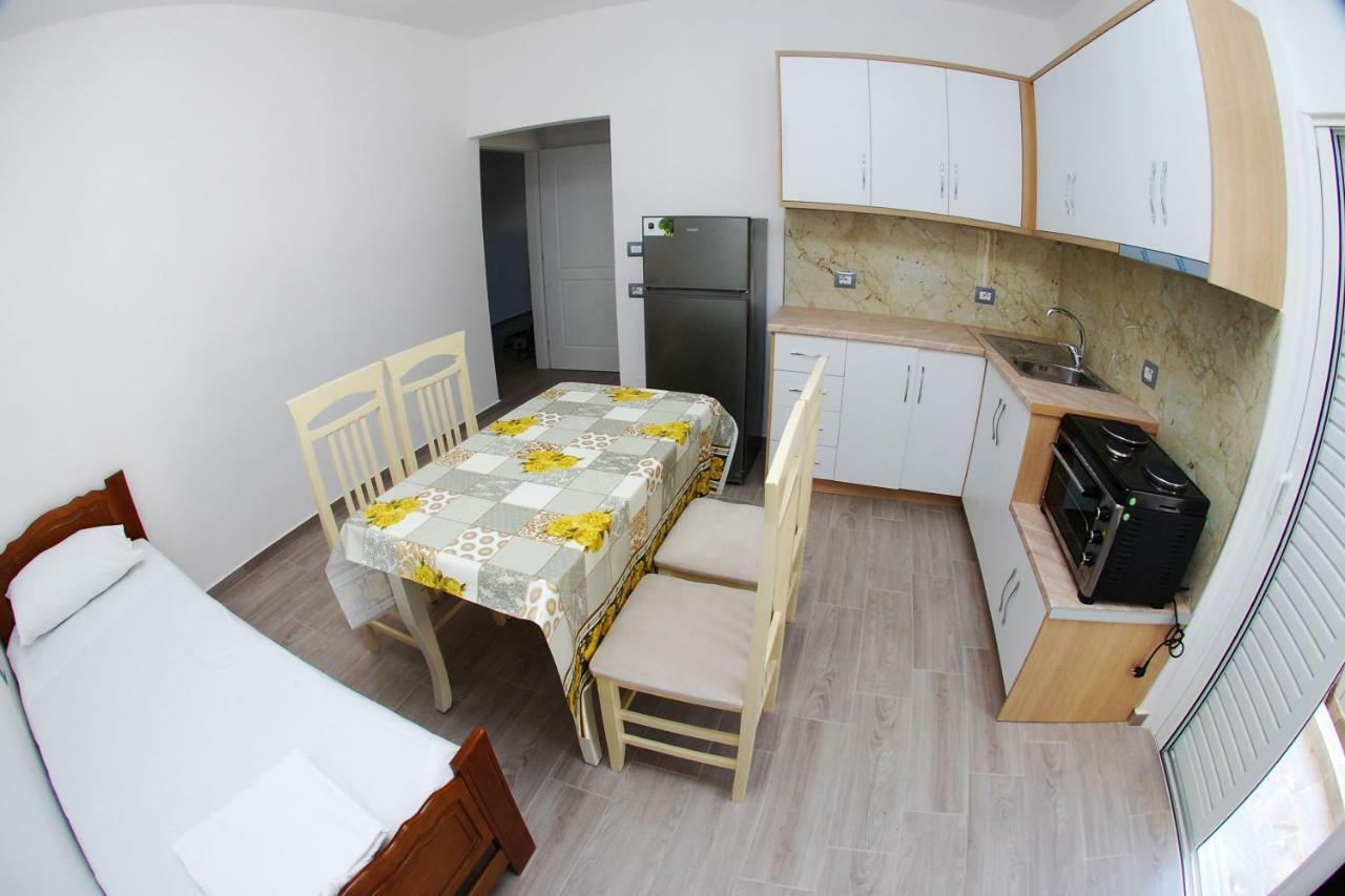 Rafail'S Apartment Sarandë Esterno foto