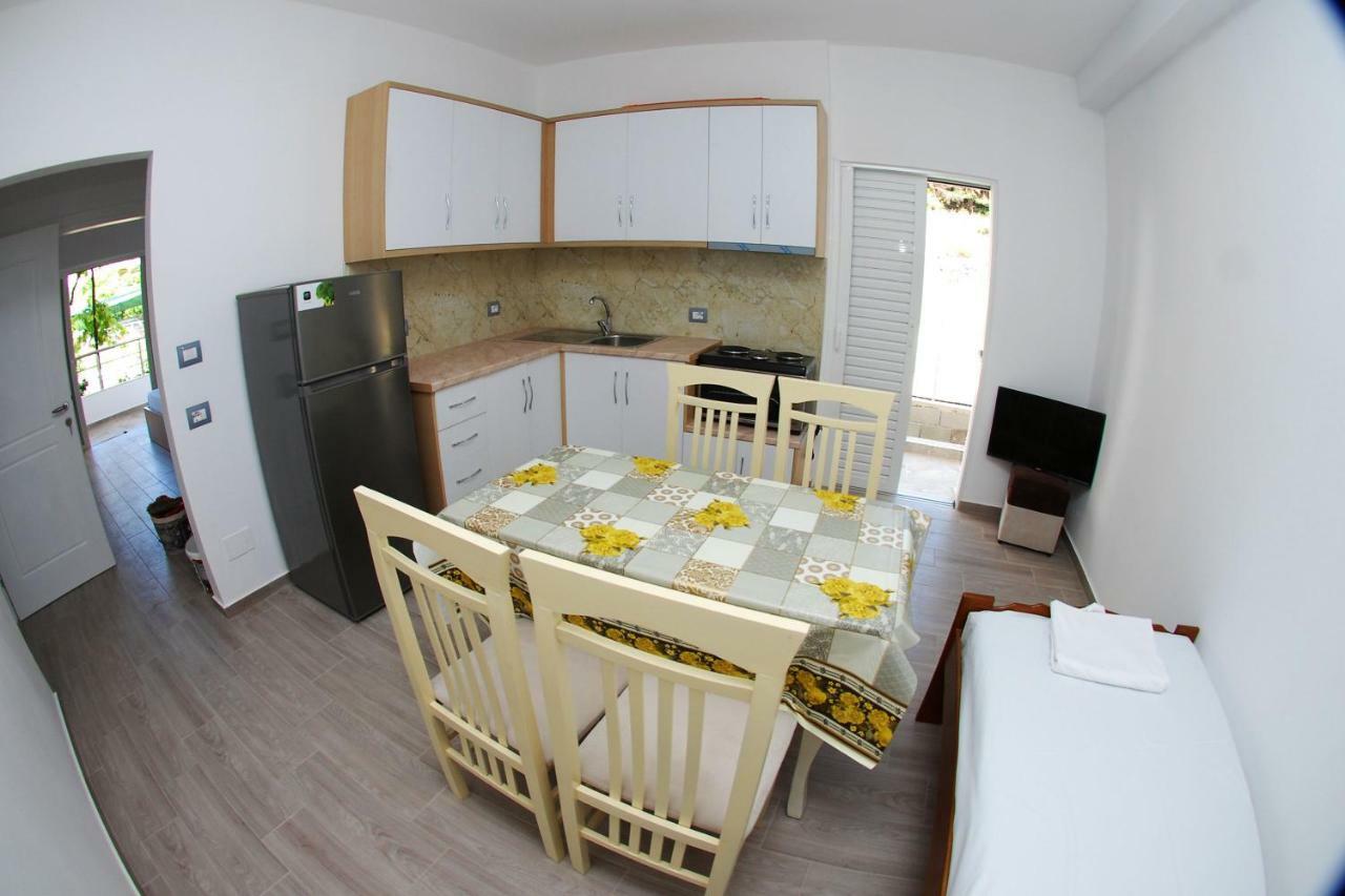 Rafail'S Apartment Sarandë Esterno foto
