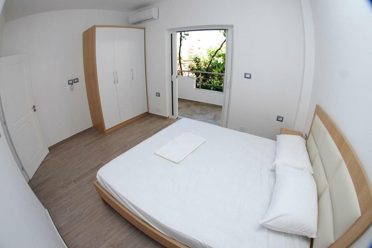 Rafail'S Apartment Sarandë Esterno foto
