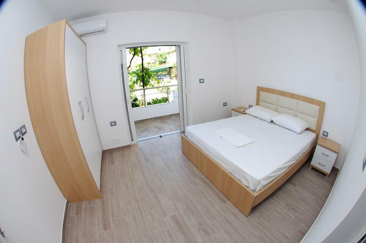 Rafail'S Apartment Sarandë Esterno foto